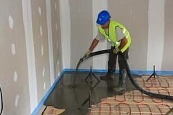 Chape flottante – isolation thermique et acoustique  La chape flottante repose sur une sous-couche isolante qui améliore le confort thermique et réduit les bruits d’impact. Cette solution convient aux habitations collectives et aux locaux professionnels, assurant un excellent rendement énergétique et une stabilité mécanique renforcée. Idéale pour obtenir un sol plan et silencieux, prêt à recevoir tout type de revêtement.