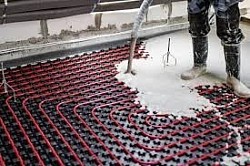 🔥 Chape liquide sur plancher chauffant basse température : enrobage parfait des circuits pour une diffusion homogène et un confort optimal.