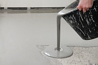 La chape de ragréage est utilisée pour rattraper les défauts d’un sol avant l’application d’un revêtement comme le carrelage.