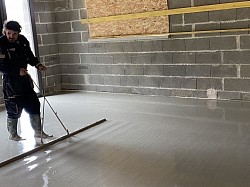 Nos solutions de chapes liquides spécialisées Chape liquide sur plancher chauffant La chape liquide sur plancher chauffant bénéficie de la composition spécifique des chapes fluides autonivelantes, offrant un mortier d’une extrême finesse. Elle permet une répartition homogène de la chaleur, optimise la performance énergétique du système et garantit une excellente planéité pour accueillir tous types de revêtements (carrelage, parquet, vinyle, etc.).