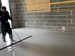 Chape liquide ciment – performance et planéité  La chape liquide ciment est idéale pour enrober les systèmes de plancher chauffant (hydrauliques ou électriques). Grâce à sa fluidité élevée, elle assure un contact parfait avec les tubes, une diffusion homogène de la chaleur et une réactivité thermique optimale. Elle offre un sol lisse, plan et durable, parfaitement adapté aux maisons neuves comme aux rénovations.