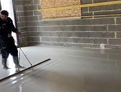 Chape liquide ciment – performance et planéité  La chape liquide ciment est idéale pour enrober les systèmes de plancher chauffant (hydrauliques ou électriques). Grâce à sa fluidité élevée, elle assure un contact parfait avec les tubes, une diffusion homogène de la chaleur et une réactivité thermique optimale. Elle offre un sol lisse, plan et durable, parfaitement adapté aux maisons neuves comme aux rénovations.