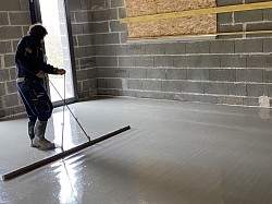 Chape allégée – légèreté et polyvalence  La chape allégée, ou chape légère, est un mortier auto-nivelant à base de ciment et de billes de polystyrène expansé. Elle est utilisée pour rattraper les niveaux, améliorer l’isolation et réduire la charge sur les planchers. Préparée en centrale à béton et livrée par camion malaxeur, elle assure un coulage homogène et un rendu durable. C’est la solution parfaite pour les rénovations et les étages nécessitant une réduction de poids structurel.