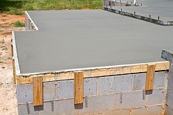 Béton autoplaçant idéal pour les planchers de maisons individuelles. Il garantit une surface plane, durable et parfaitement adaptée aux planchers chauffants.